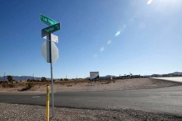 En la esquina sureste de Las Vegas Boulevard y Chartan Avenue se ve un terreno donde está prev ...
