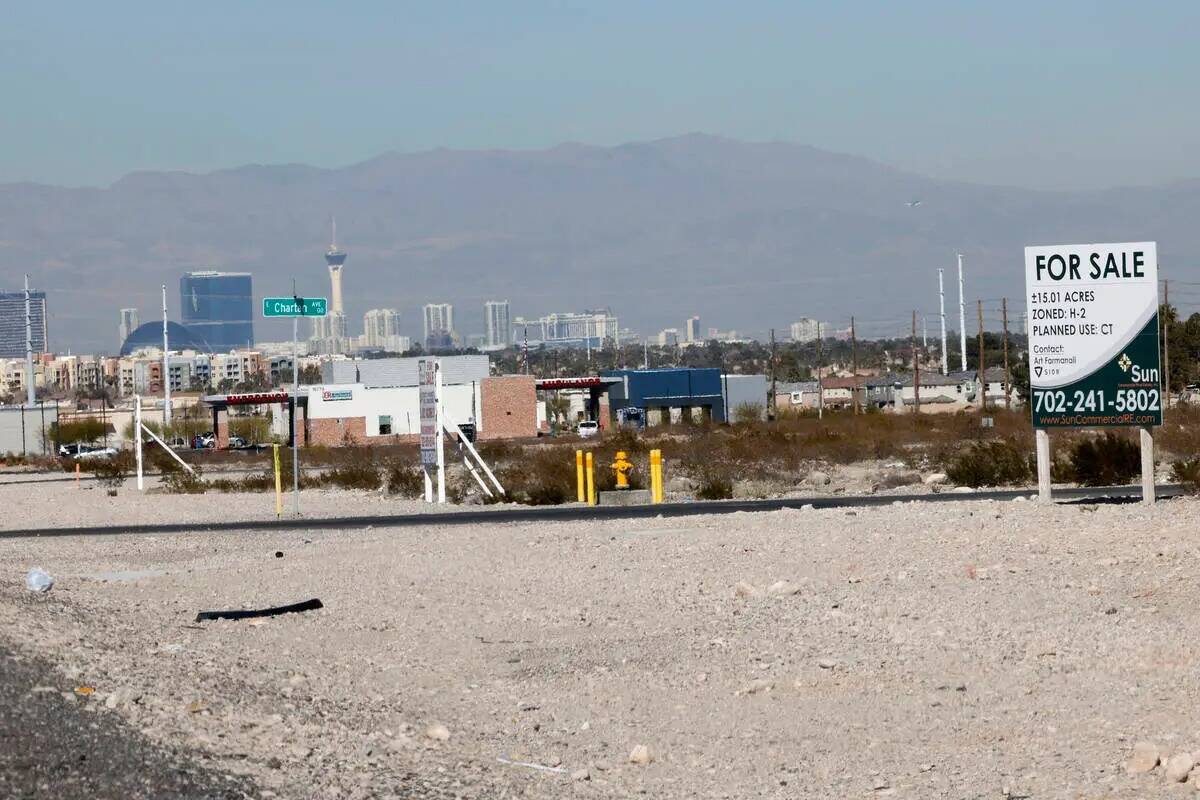 En la esquina sureste de Las Vegas Boulevard y Chartan Avenue se ve un terreno donde está prev ...