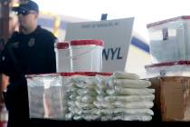 ARCHIVO - Una muestra del fentanilo y metanfetamina incautados por los oficiales de Aduanas y P ...