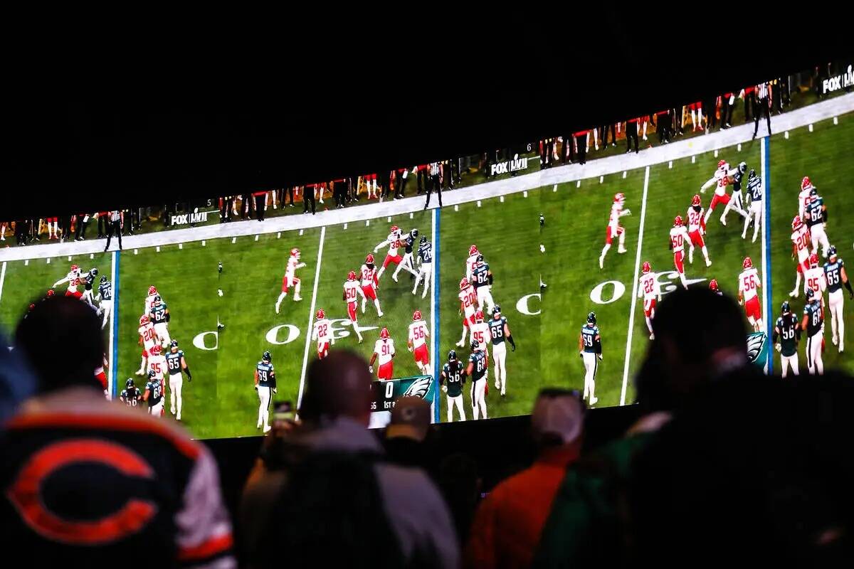 Los asistentes ven el Super Bowl LVII en las apuestas deportivas de Caesars Palace de Las Vegas ...