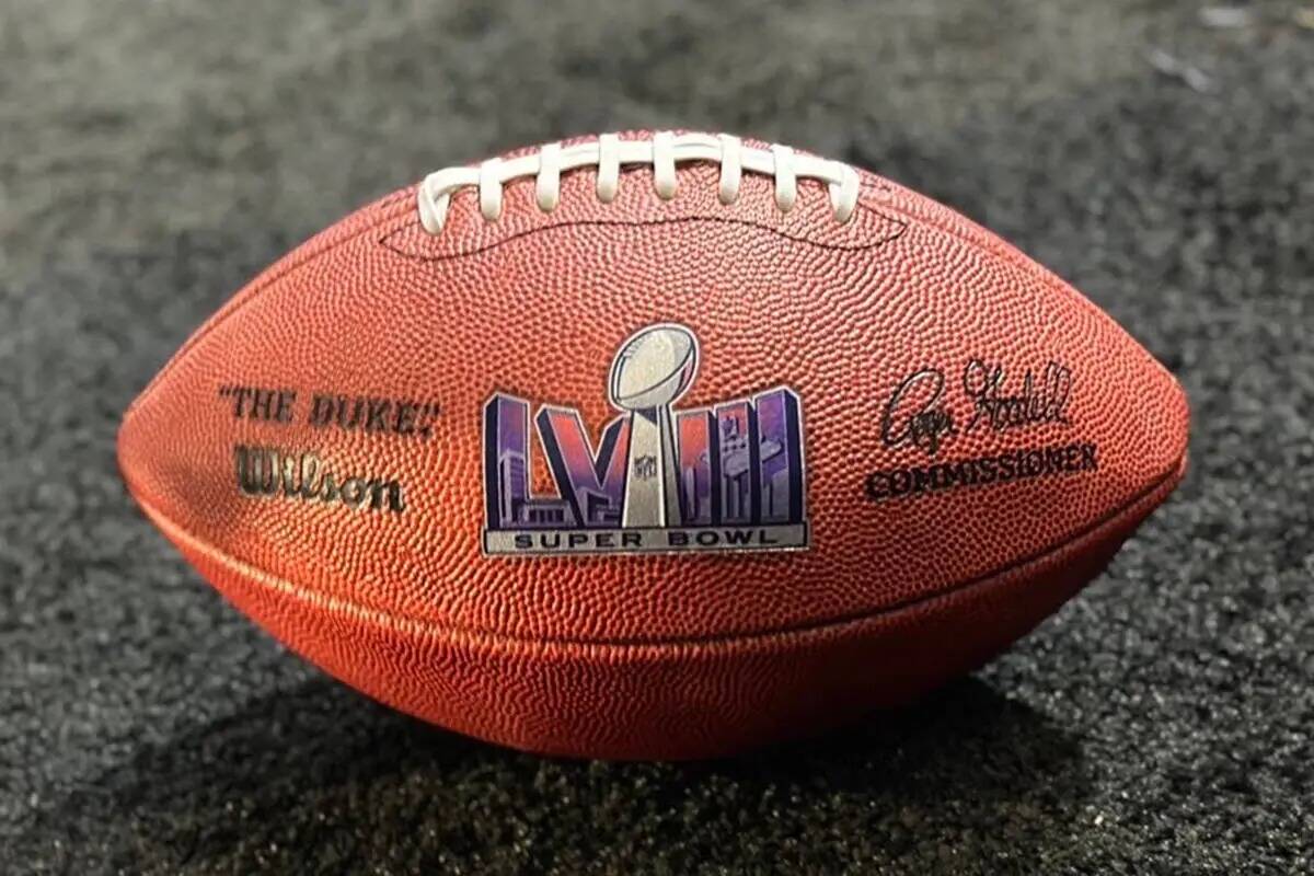 El primer balón de fútbol americano del Super Bowl LVIII expuesto en Phoenix Convention Cente ...