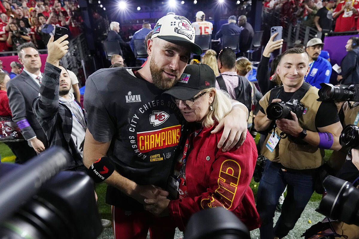 El ala cerrada de los Kansas City Chiefs, Travis Kelce (87), abraza a su madre Donna, después ...