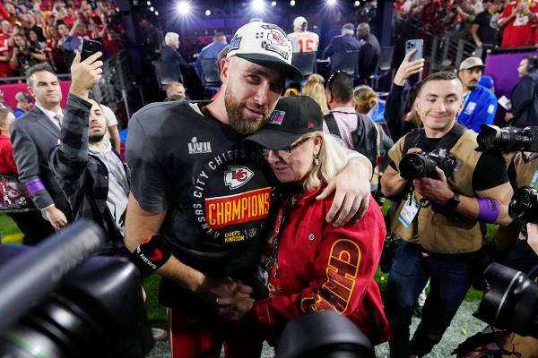El ala cerrada de los Kansas City Chiefs, Travis Kelce (87), abraza a su madre Donna, después ...