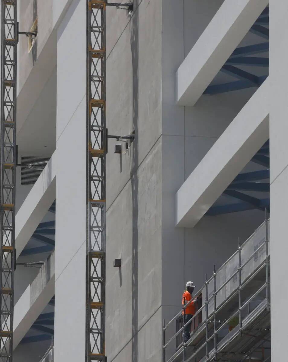 Un trabajador realiza una tarea en el sitio de construcción de Fontainebleau Las Vegas , viern ...