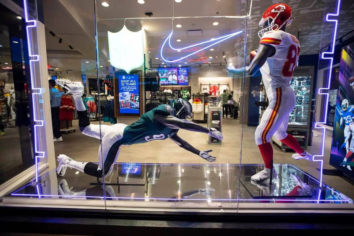 El exterior de la tienda de la NFL en Las Vegas, dentro de Forum Shops at Caesars en Las Vegas, ...