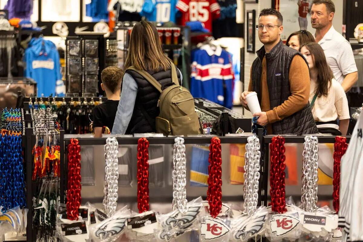 La gente echa un vistazo a la tienda de la NFL en Las Vegas dentro de Forum Shops at Caesars en ...