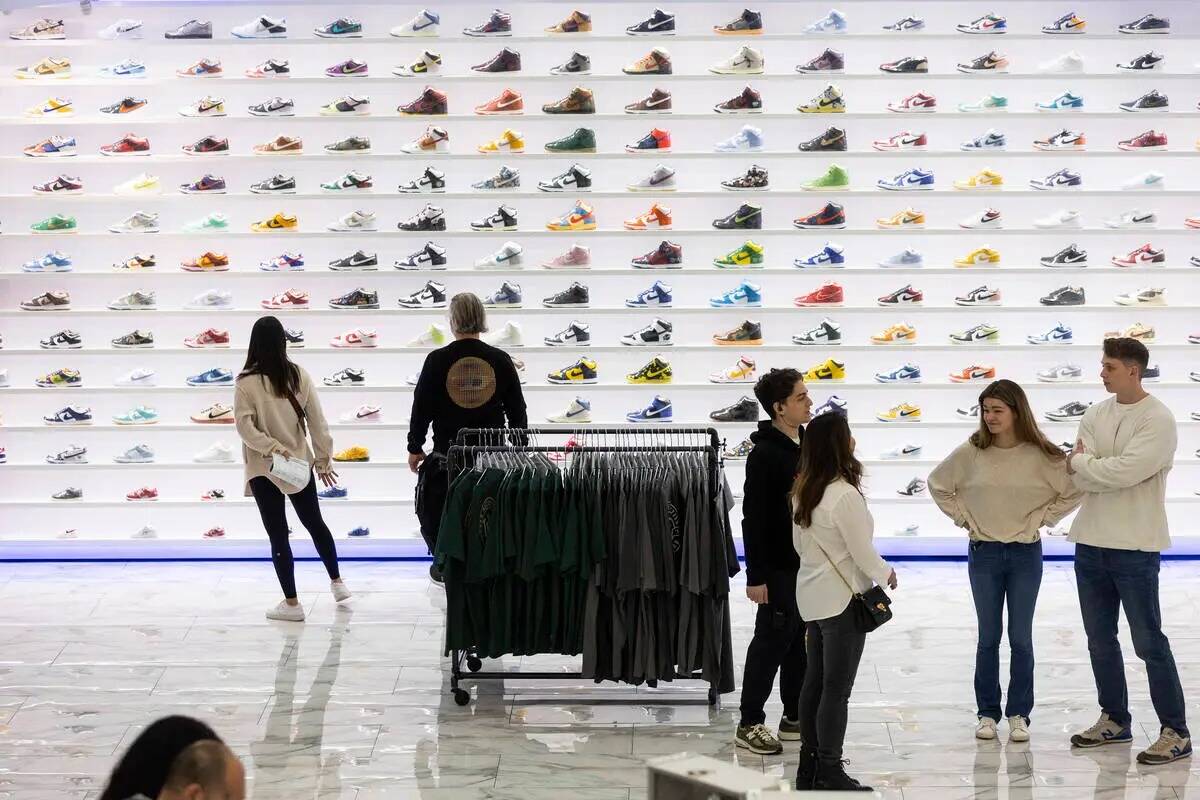 La gente mira zapatos en Urban Necessities dentro de Forum Shops at Caesars en Las Vegas, viern ...
