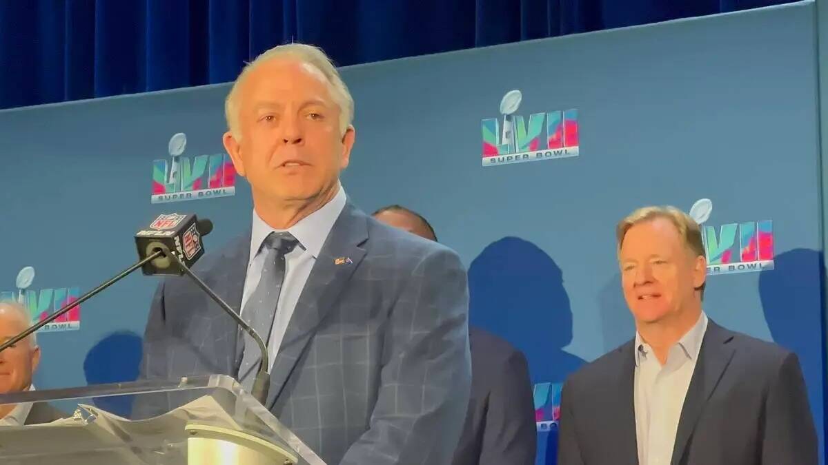 El gobernador Joe Lombardo, habla durante una conferencia de prensa del Super Bowl LVIII en Pho ...