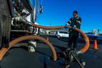 Ignacio López, de la compañía petrolera Rebel, llena de combustible los depósitos de la gas ...