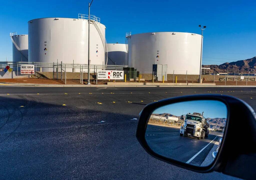 Un camión cisterna avanza por la carretera frente a las instalaciones de la Rebel Oil Company, ...