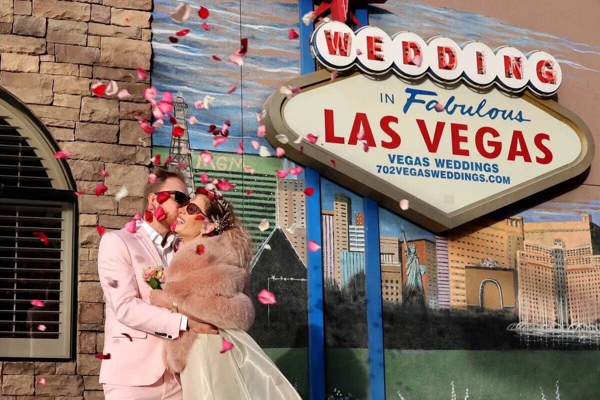 Tomasz Lindenberg y Anna Lacka de Polonia son vistos después de casarse en la capilla Vegas We ...
