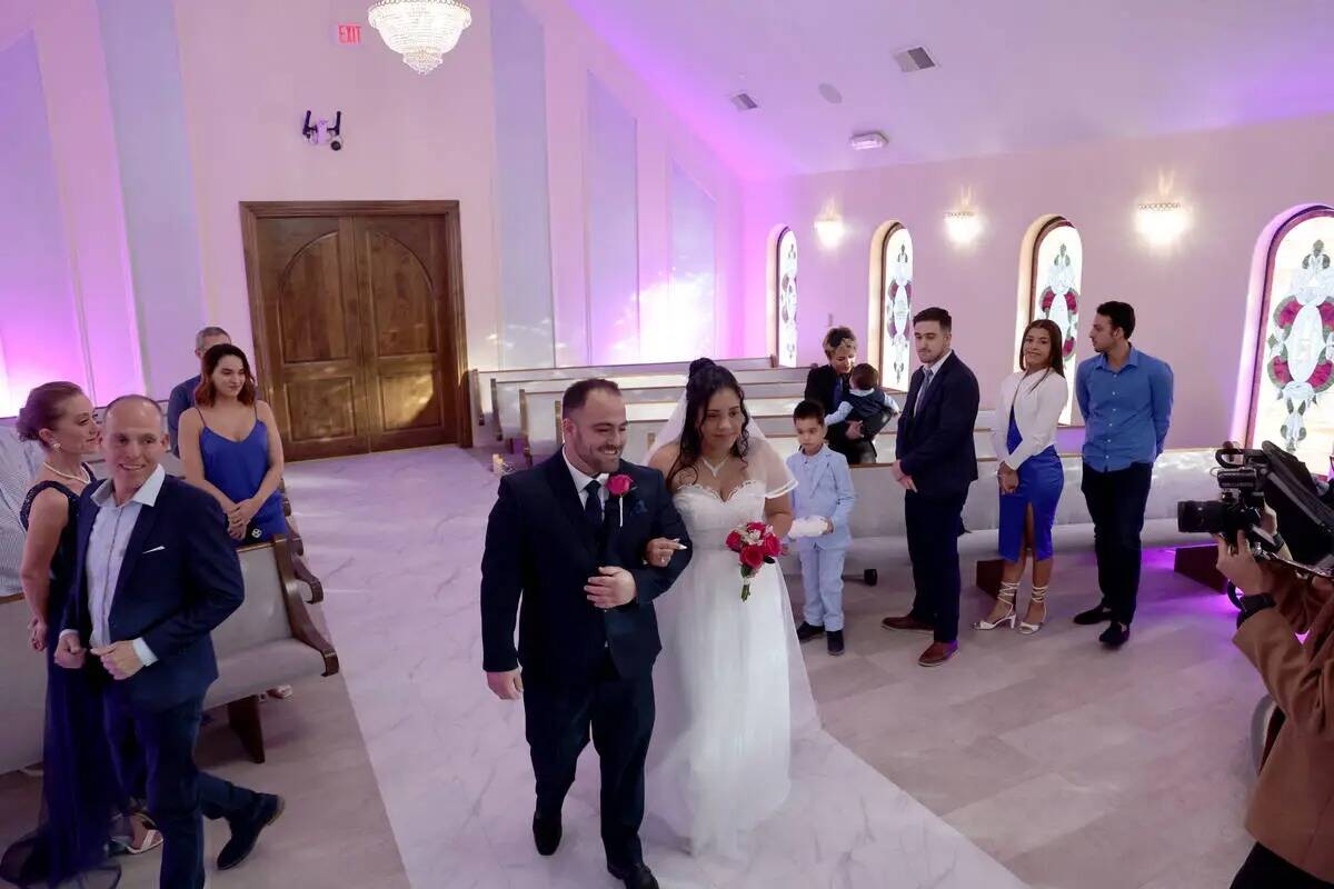 Cristian Sánchez y Juramys Valdés de Las Vegas se casan en la capilla Vegas Weddings en el ce ...