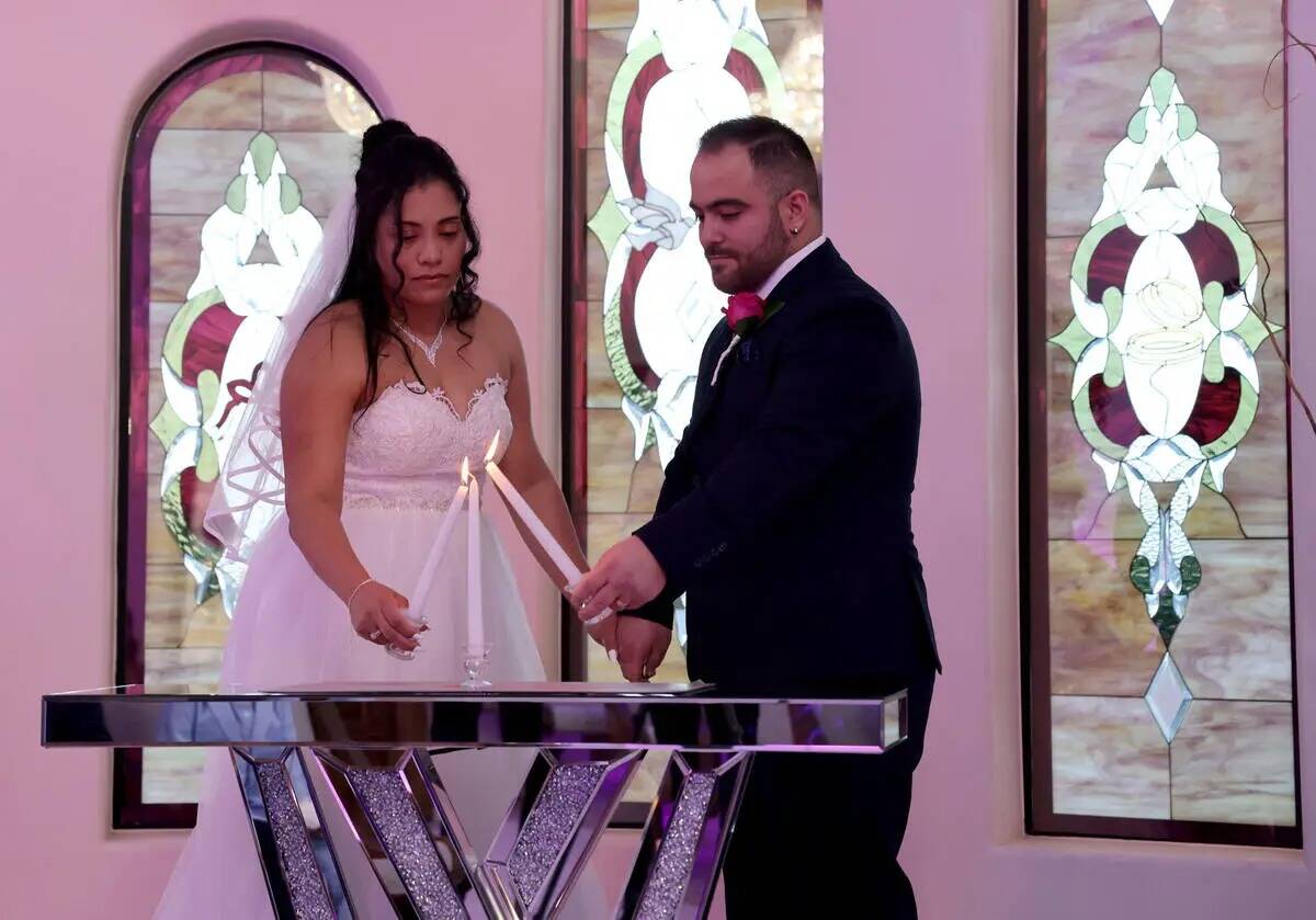 Cristian Sánchez y Juramys Valdés de Las Vegas se casan en la capilla Vegas Weddings en el ce ...