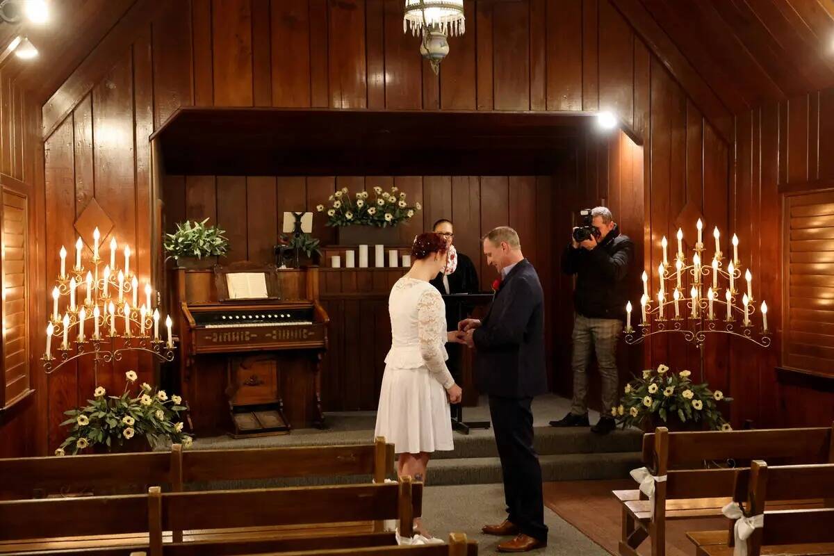 Laura Brown y Richard Draper de Inglaterra son vistos en la capilla de bodas Little Church of t ...