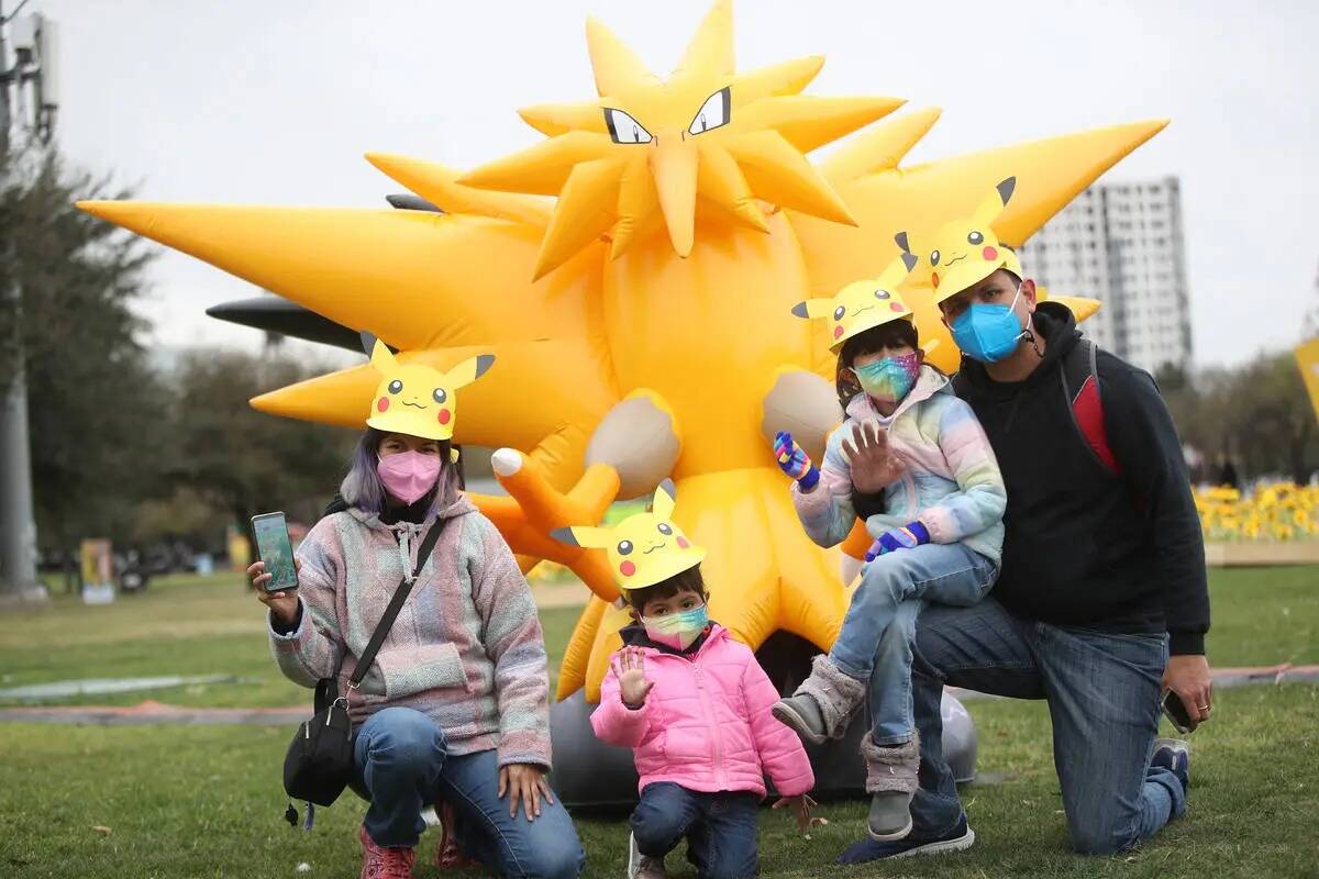 Los entrenadores posan para una foto durante una parada del "Pokémon Go Tour " en febrero de 2 ...