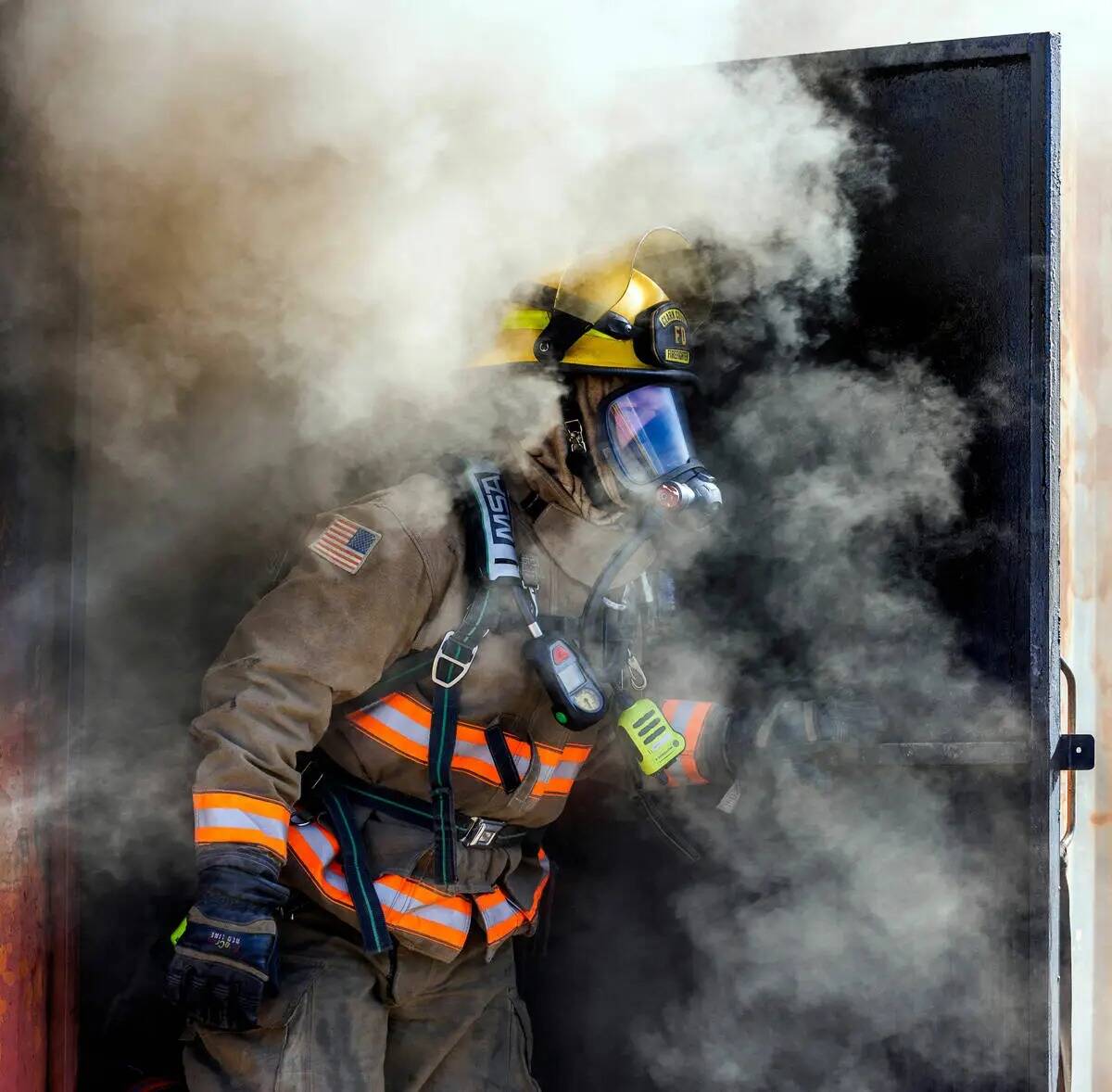 El instructor de bomberos del Departamento de Bomberos del Condado Clark, Matt Lemieux, sigue a ...