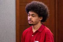 Tyson Hampton habla ante la jueza Tierra Jones, para declararse "no culpable" de docenas de del ...