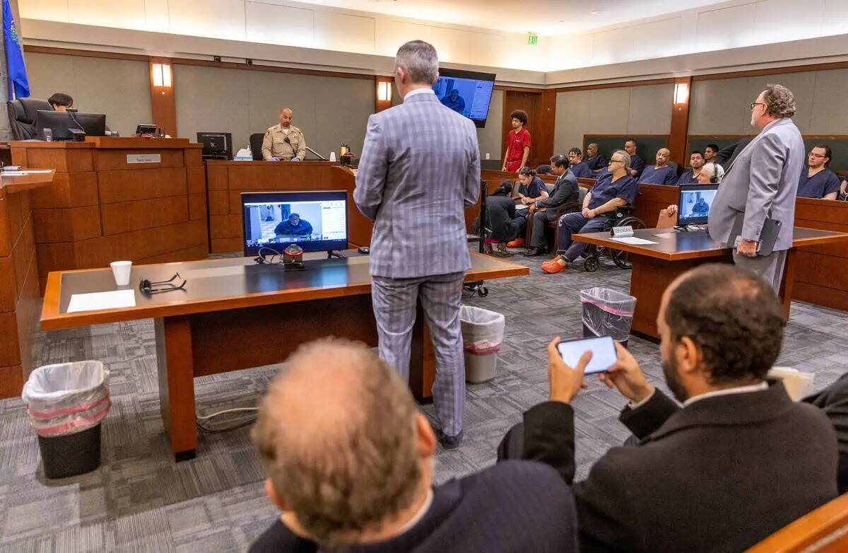 Tyson Hampton, en el centro, se presenta ante la jueza Tierra Jones, para declararse "no culpab ...
