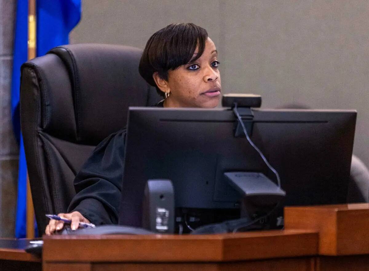 La jueza Tierra Jones, preside la declaración de "no culpable" de Tyson Hampton durante un con ...