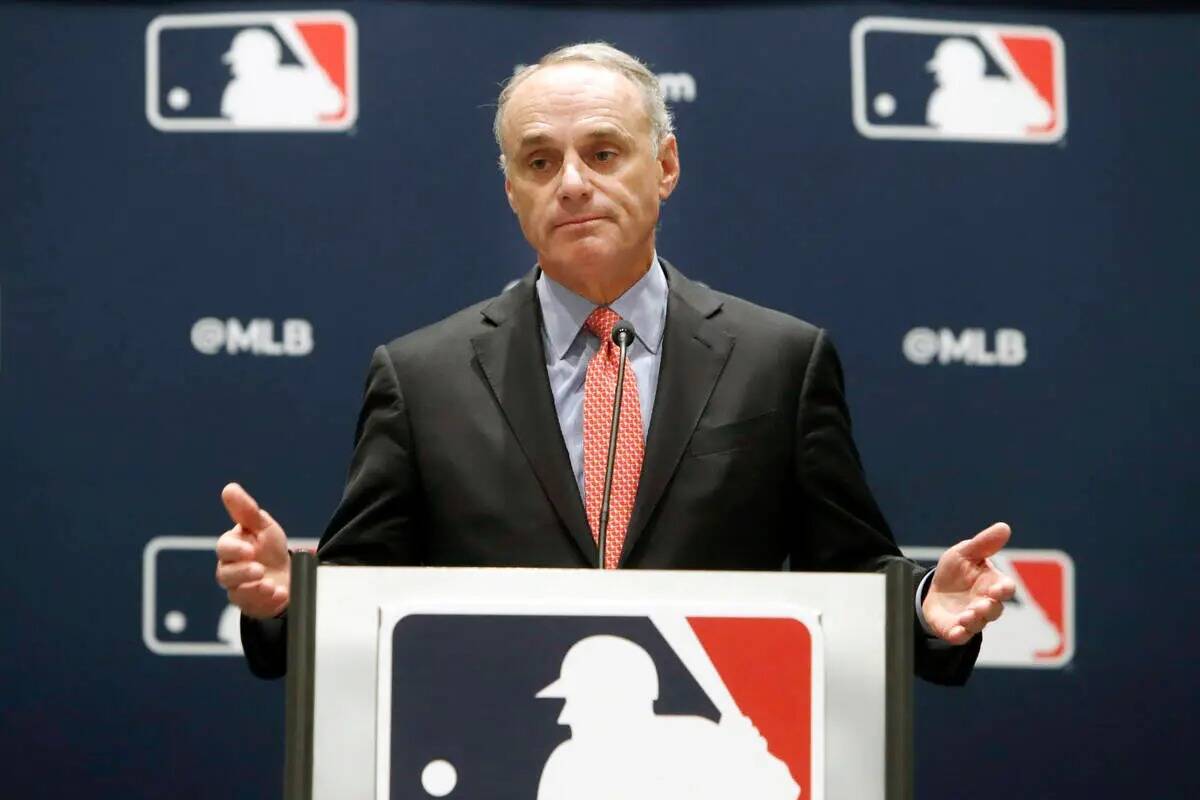 En esta foto de archivo del 21 de noviembre de 2019, el comisionado de béisbol Rob Manfred hab ...