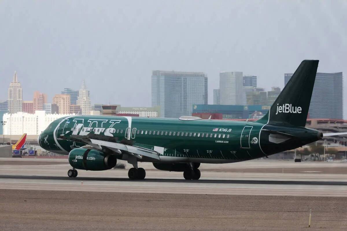 Un avión de JetBlue llega al Aeropuerto Internacional Harry Reid de Las Vegas, el martes 14 de ...