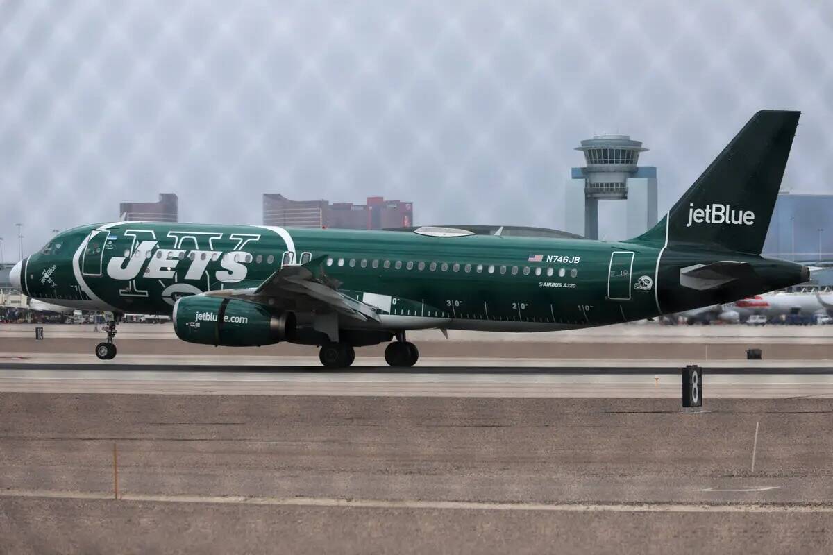 Un avión de JetBlue llega al Aeropuerto Internacional Harry Reid de Las Vegas, el martes 14 de ...