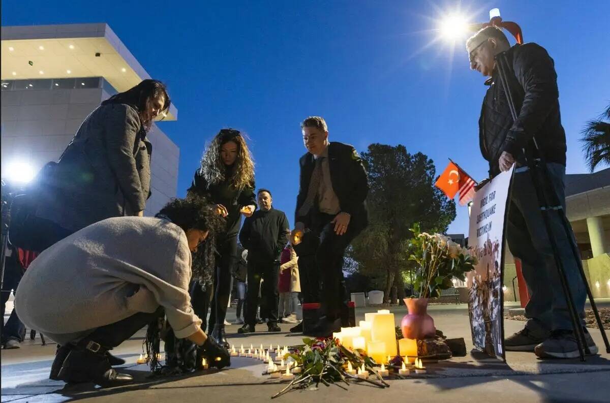 Miembros de la comunidad turca participan en una vigilia con velas para honrar y recordar a las ...