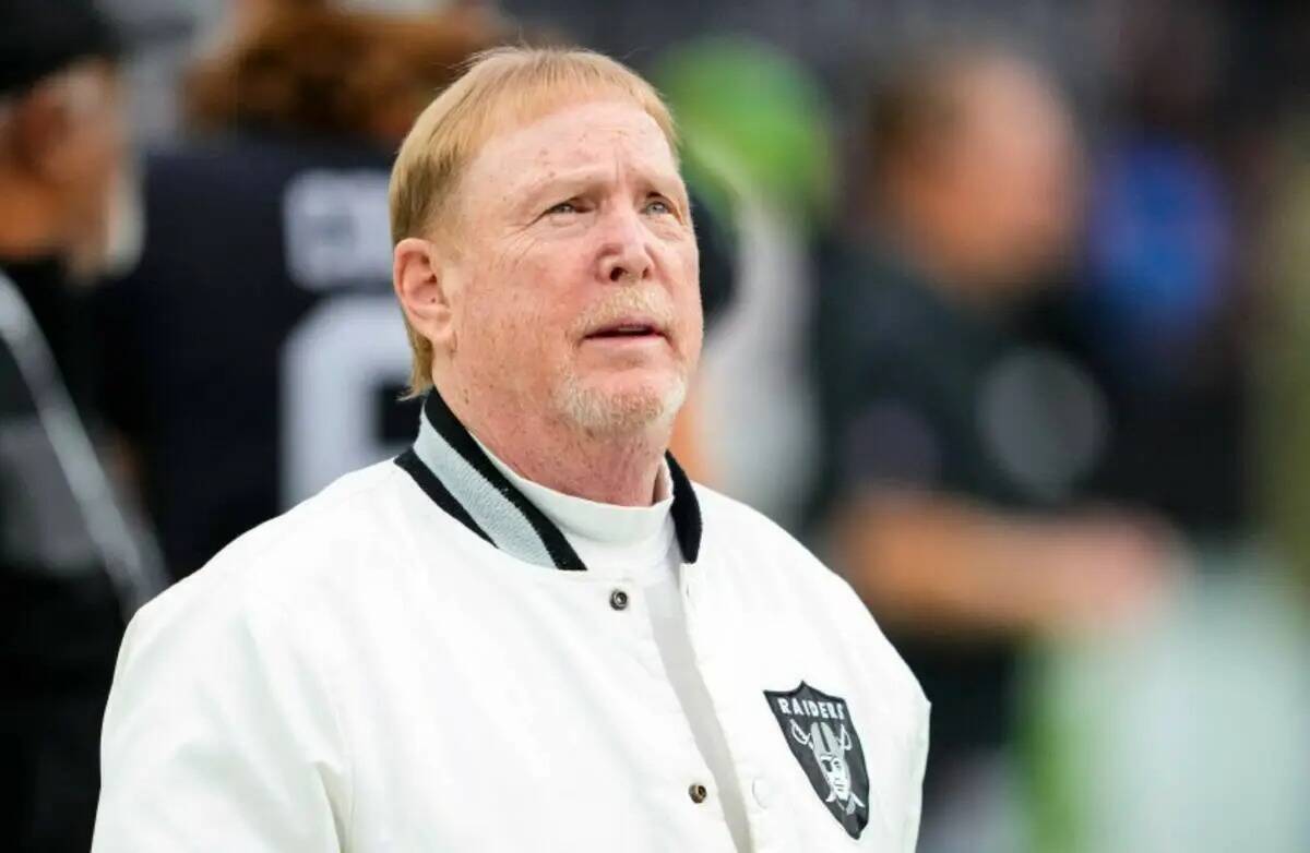 El dueño de los Raiders, Mark Davis, observa a los jugadores antes de un partido entre los Col ...