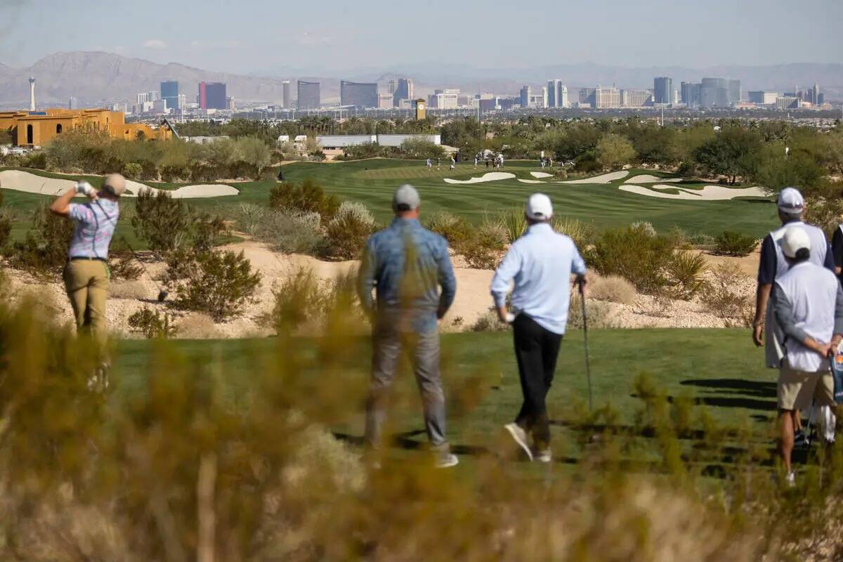 Vista desde el campo de golf The Summit Club en Las Vegas el 13 de octubre de 2021. (Erik Verdu ...