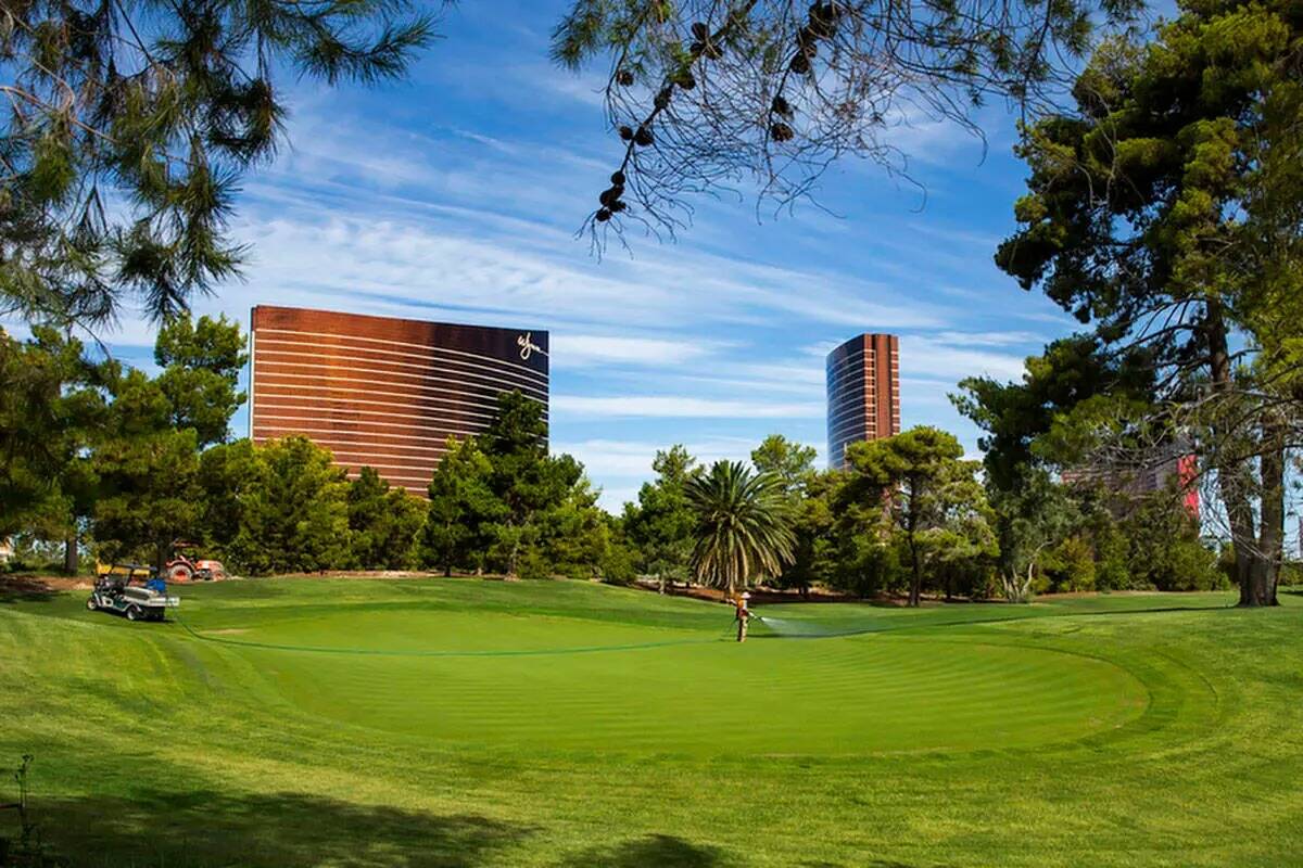 Personal de mantenimiento riega el green 14 de Wynn Golf Club en 2019 en Las Vegas. (L.E. Basko ...