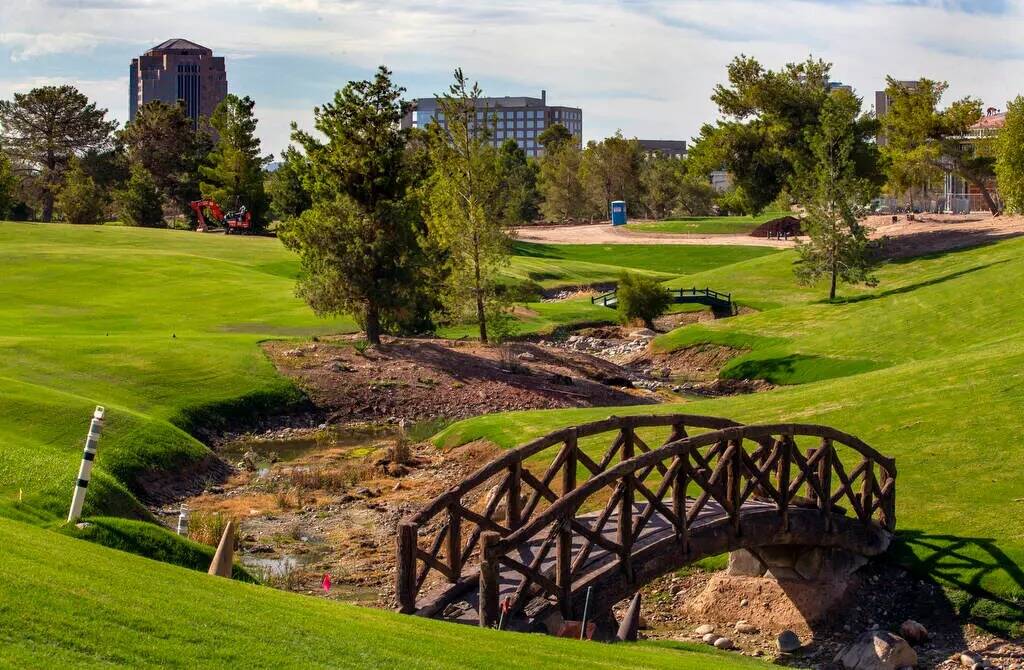Un puente de cemento repintado de finales de la década de 1950 aparece en Wynn Golf Club en 20 ...