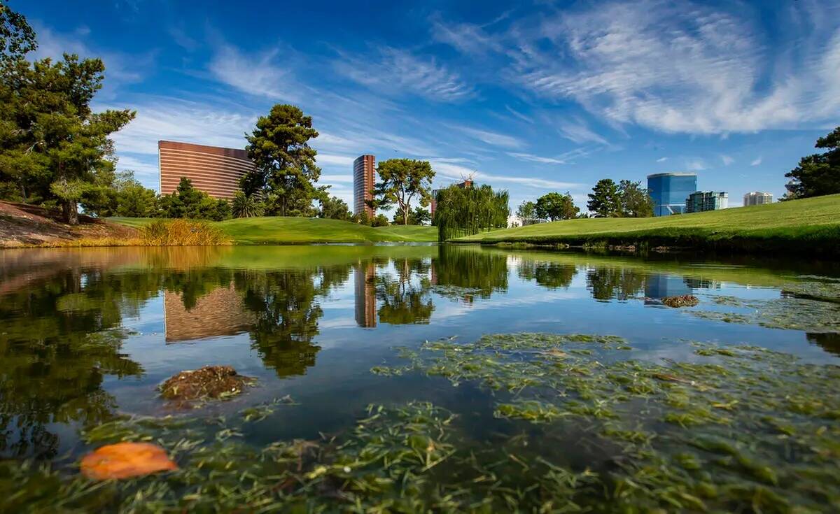 Una zona de agua cerca del hoyo 14 se muestra en Wynn Golf Club en 2019 en Las Vegas. (L.E. Bas ...