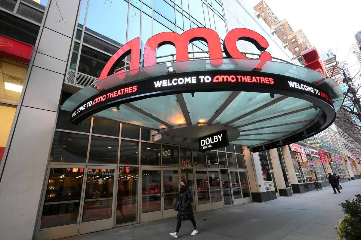 Un peatón pasa junto al recién reabierto cine AMC de 34th Street el 5 de marzo de 2021, en Nu ...
