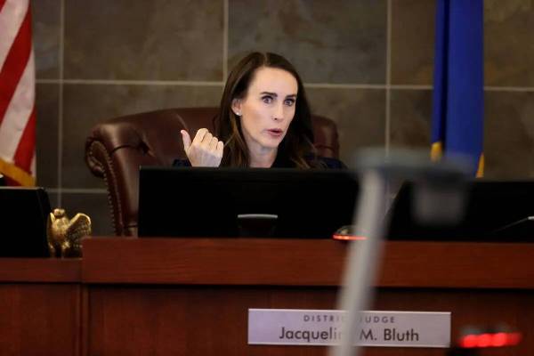 La juez de distrito del Condado Clark, Jacqueline Bluth, preside el tribunal para la sentencia ...