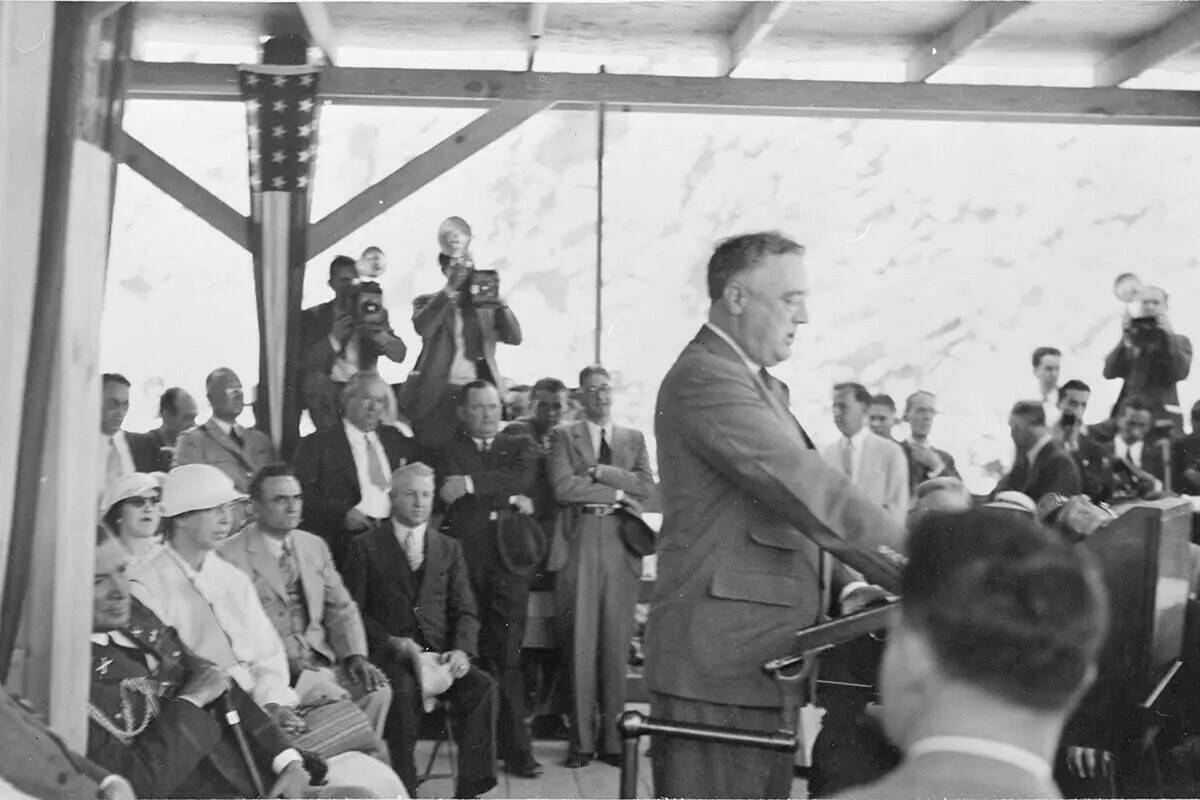 El presidente Franklin D. Roosevelt pronuncia un discurso ante una multitud en la ceremonia de ...
