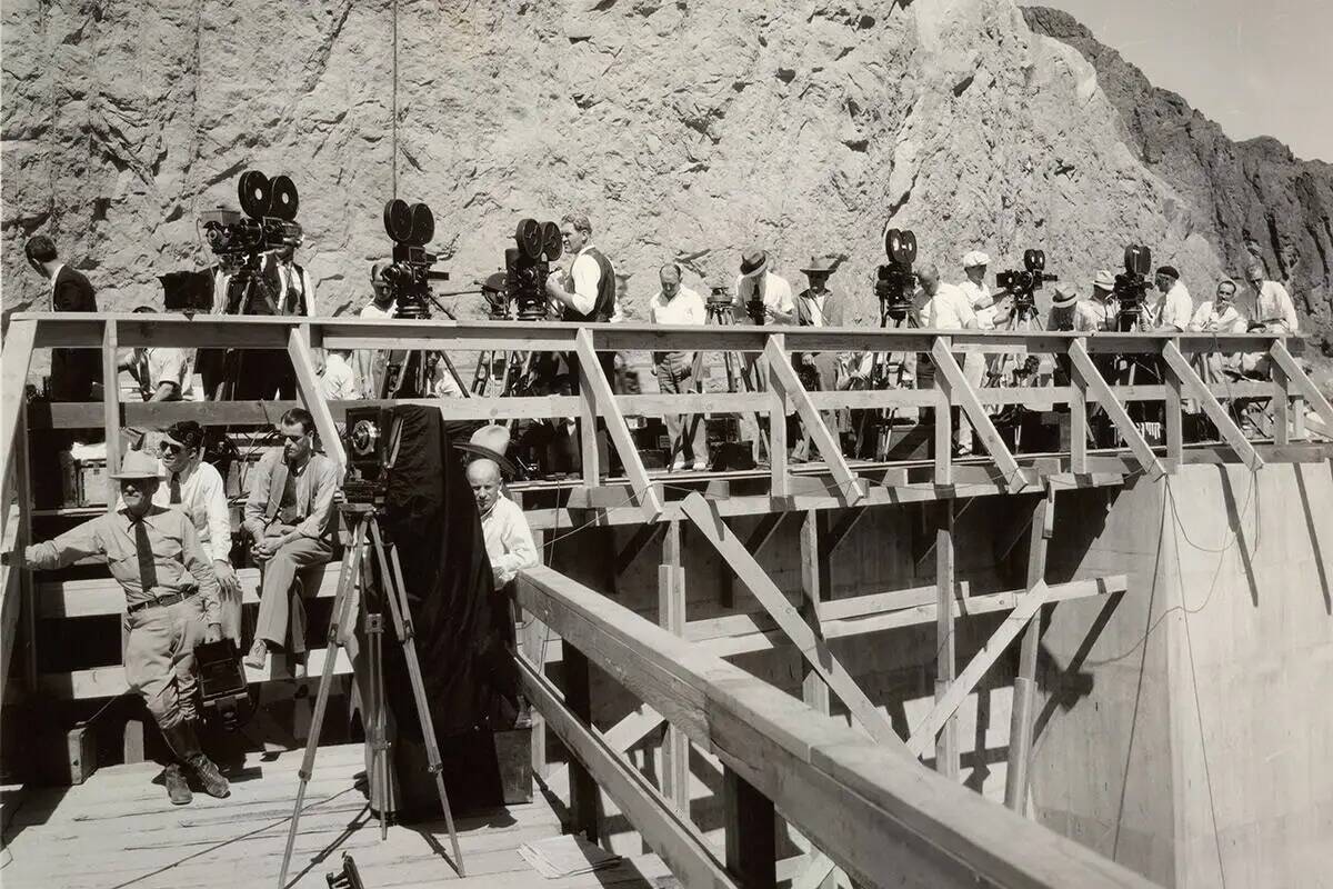 Equipos de filmación y fotógrafos en la Presa de Boulder, ahora Presa Hoover, el día de su i ...