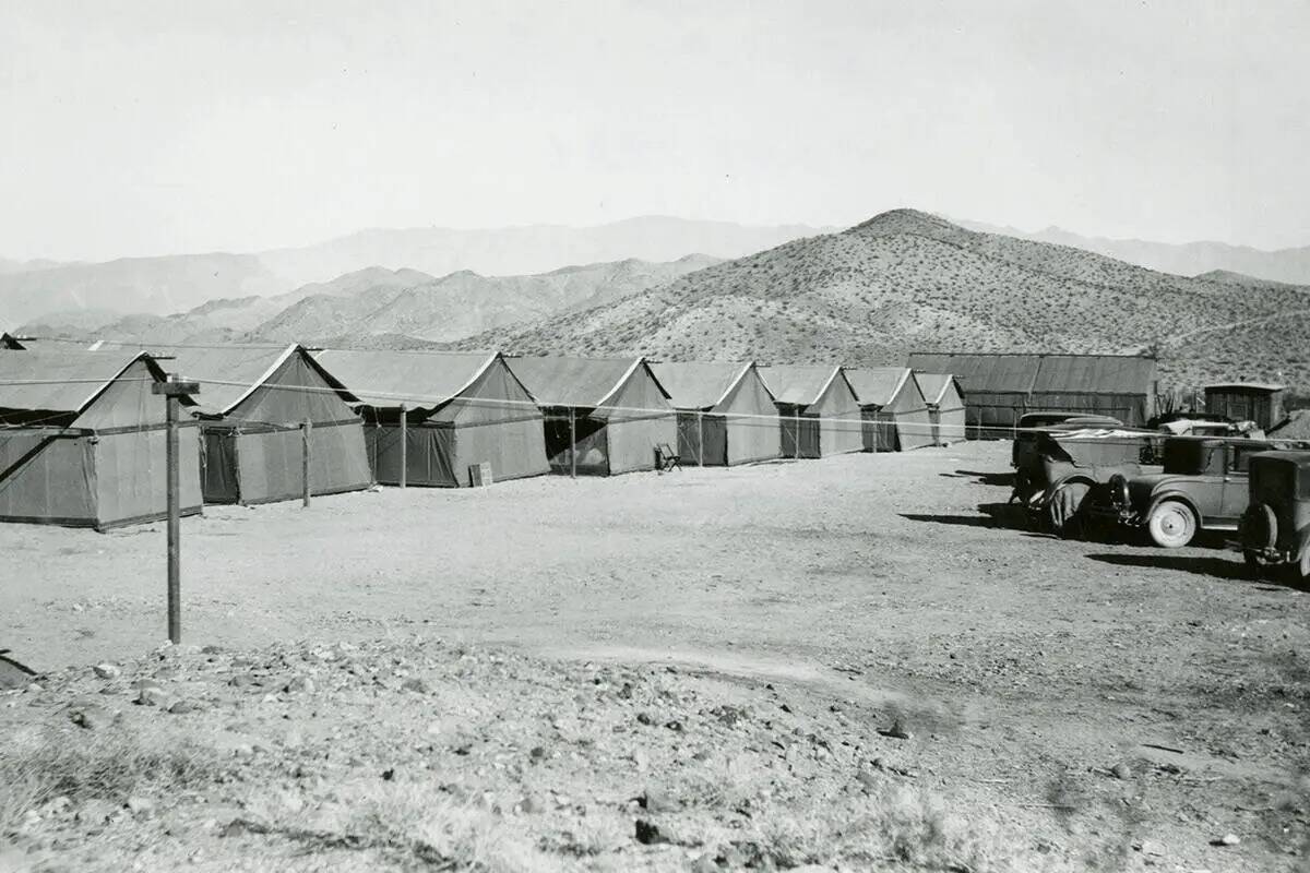 Esta foto sin fecha muestra el primer campamento de tiendas de campaña establecido por la Ofic ...