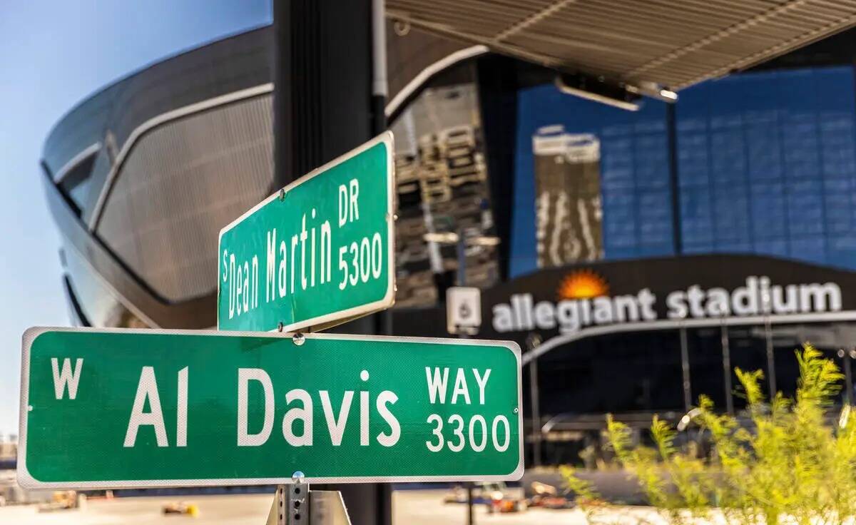 La señal de Al Davis Way en Dean Martin Drive se colocó recientemente en el exterior de Alleg ...