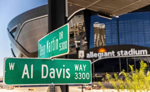 La señal de Al Davis Way en Dean Martin Drive se colocó recientemente en el exterior de Alleg ...