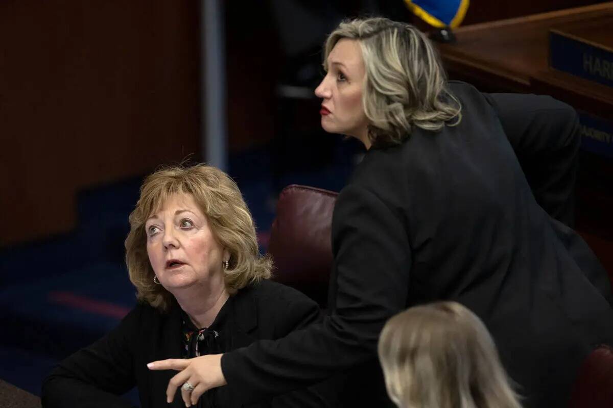 La senadora Nicole Cannizzaro, demócrata por Las Vegas, hace una pausa a la senadora Marilyn D ...