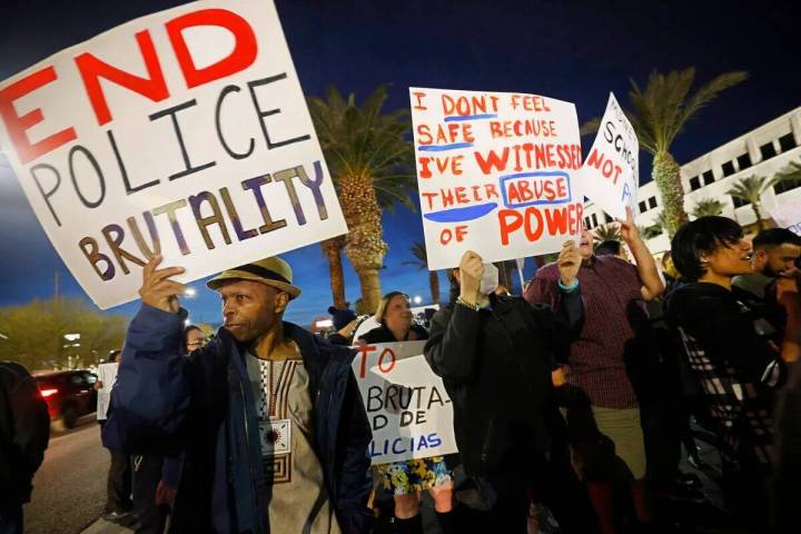 Manifestantes, entre ellos Bernard Walker, de Las Vegas (izquierda), sostienen pancartas ante l ...