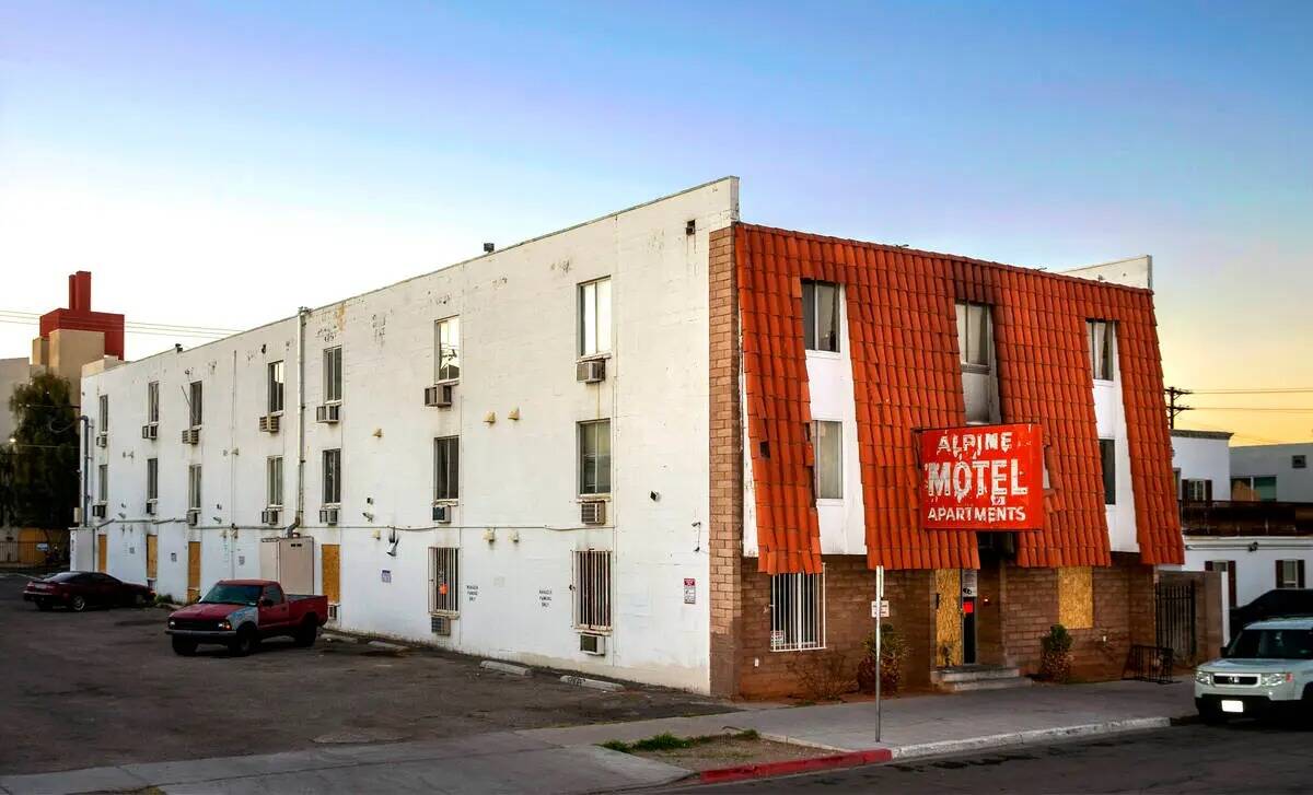 El exterior de los Alpine Motel Apartments el 12 de febrero de 2020, en Las Vegas. (L.E. Baskow ...