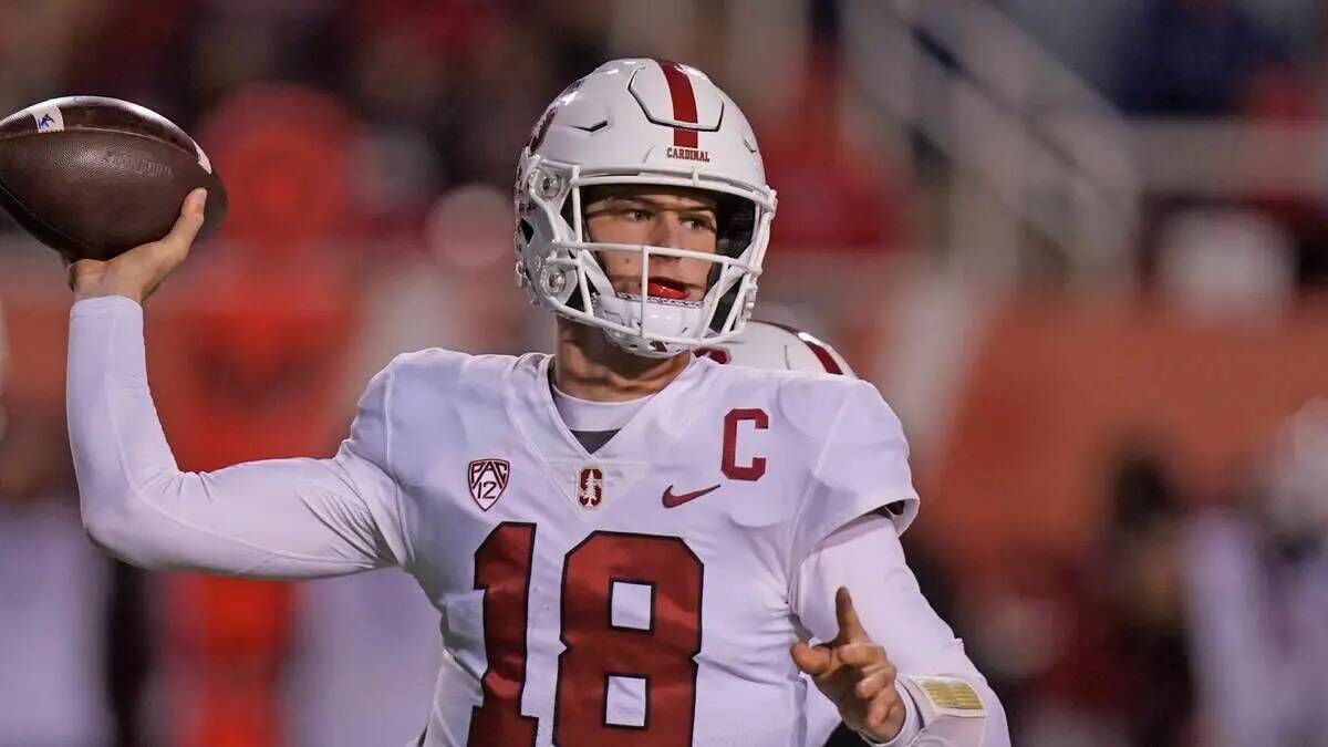 El quarterback de Stanford Tanner McKee (18) lanza contra Utah durante la primera mitad de un p ...