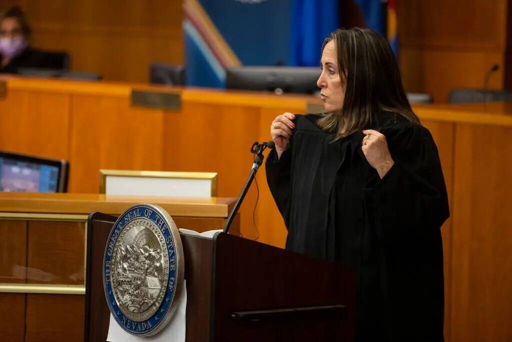 La jueza Jessica Peterson, pronuncia un discurso tras jurar su cargo durante la ceremonia de in ...