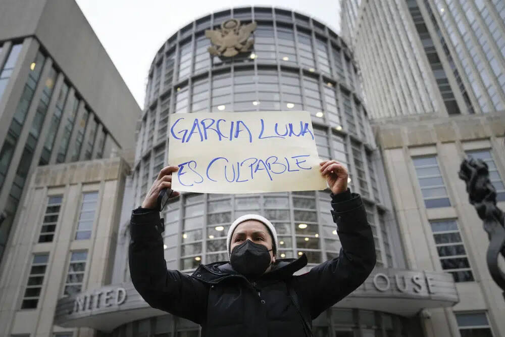 Una manifestante sostiene un letrero afuera de un tribunal federal de Nueva York, el martes 21 ...