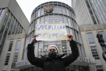 Una manifestante sostiene un letrero afuera de un tribunal federal de Nueva York, el martes 21 ...