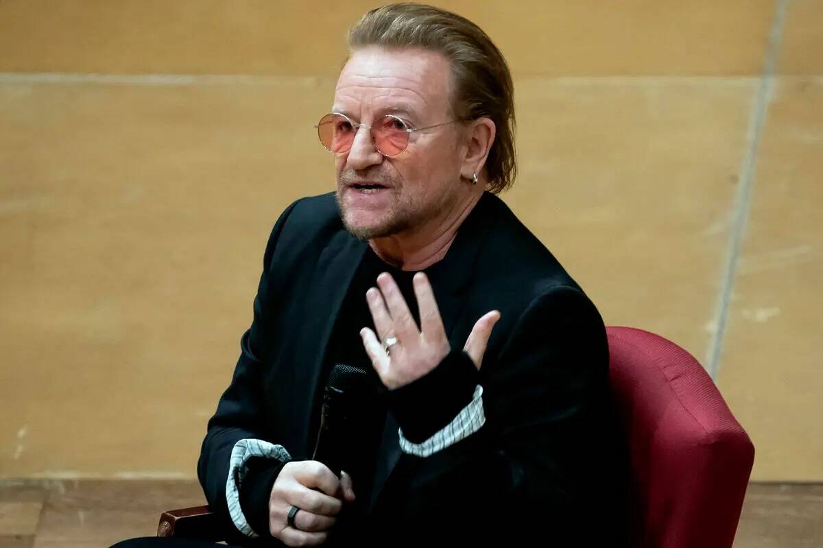 Bono habla con el historiador Jon Meacham en Washington National Cathedral el 5 de diciembre de ...