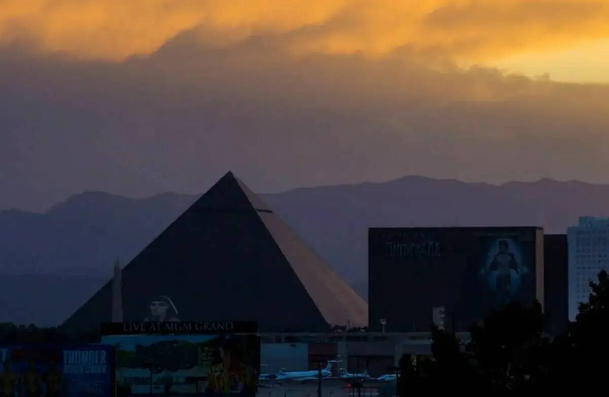 Luxor se ve después de que los fuertes vientos levantaran polvo en Las Vegas el jueves 30 de m ...