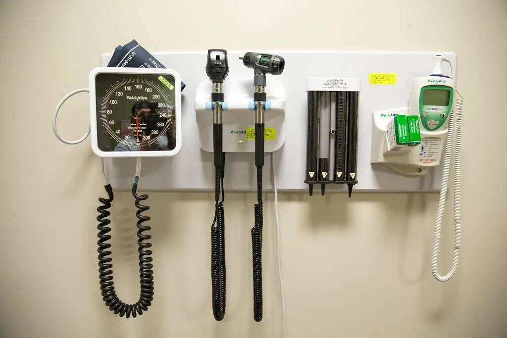Instrumentos médicos cuelgan en una sala de examen en myGeneration, una clínica de salud enfo ...
