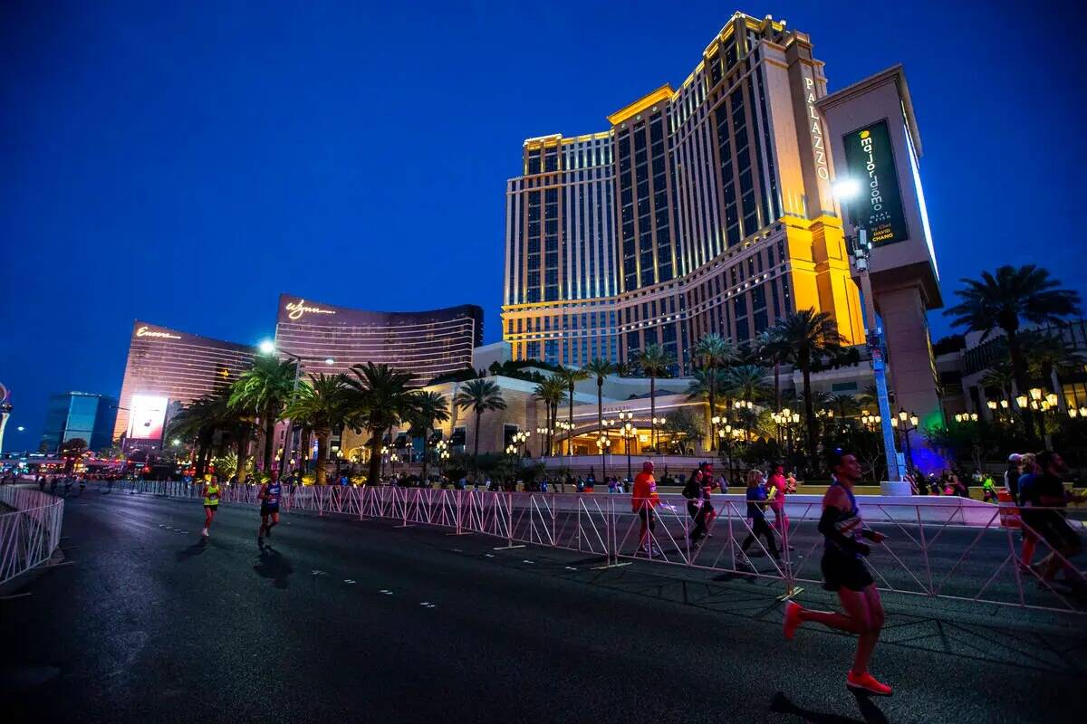Participantes compiten durante el medio maratón Rock 'n' Roll Las Vegas y las carreras de 10 k ...